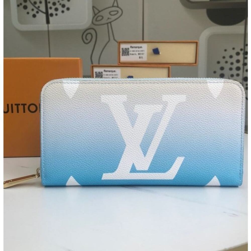 💎✨BEAUTIFUL✨💎Authentic Louis Vuitton Monogram Giant By The Pool Zippy Wallet